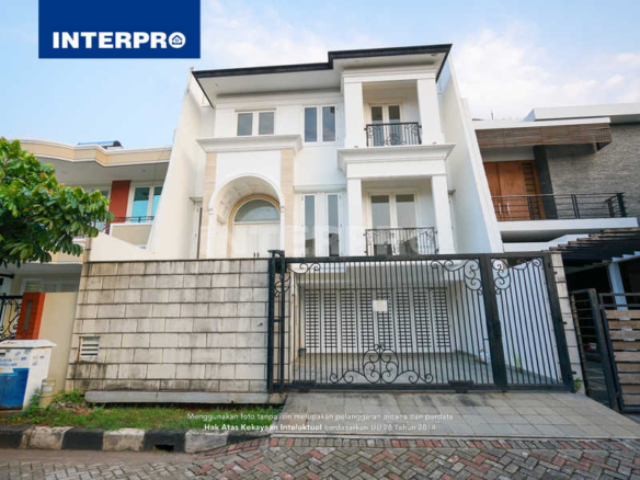 Rumah Dijual Puri Kencana Luas 200m2 3 Lantai